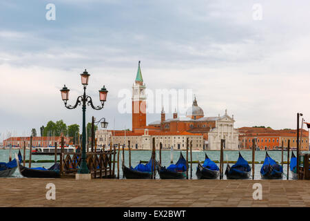 Gondole al crepuscolo in laguna di Venezia, Italia Foto Stock