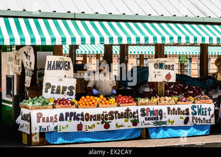 Stallo vegetali, 17th Street Mercato degli Agricoltori, 100 North 17th Street, Richmond, Virginia Foto Stock