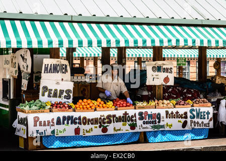 Stallo vegetali, 17th Street Mercato degli Agricoltori, 100 North 17th Street, Richmond, Virginia Foto Stock