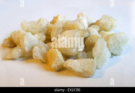Appena sintetizzato MDMA (ecstasy) in forma di cristalli, di solito macinato in polvere e sarà combinato di legante e di colorante per rendere pillole o leggermente schiacciato per la vendita in forma cristallina. Foto Stock