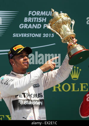 Silverstone, UK. 5 Luglio, 2015. Bretagna Lewis Hamilton del team Mercedes celebra con il trofeo dopo 2015 Formula 1 Gran Premio di Gran Bretagna sul circuito di Silverstone, Gran Bretagna il 5 luglio 2015. Credito: Han Yan/Xinhua/Alamy Live News Foto Stock