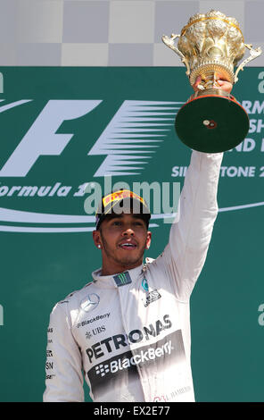 Silverstone, UK. 5 Luglio, 2015. Bretagna Lewis Hamilton del team Mercedes celebra con il trofeo dopo 2015 Formula 1 Gran Premio di Gran Bretagna sul circuito di Silverstone, Gran Bretagna il 5 luglio 2015. Credito: Han Yan/Xinhua/Alamy Live News Foto Stock