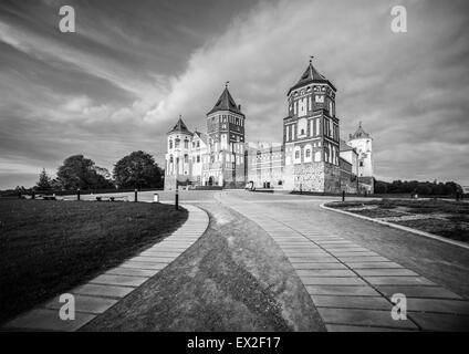 Bianco e nero paesaggio. Stone Road al bellissimo Castello di Mir in Bielorussia. Fortilizio medievale divenne la vista per i turisti. Foto Stock