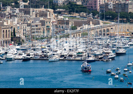 Un porto pieno di yacht e piccole imbarcazioni da diporto in Malta Foto Stock