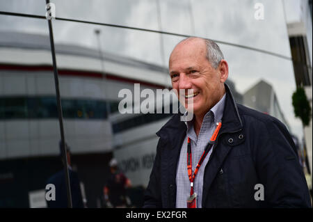 Silverstone, UK. 5 Luglio, 2015. Ron Dennis, McLaren Honda F1 il boss del team, presso il British Grand Prix F1, Silverstone, UK. Credito: Kevin Bennett/Alamy Live News Foto Stock