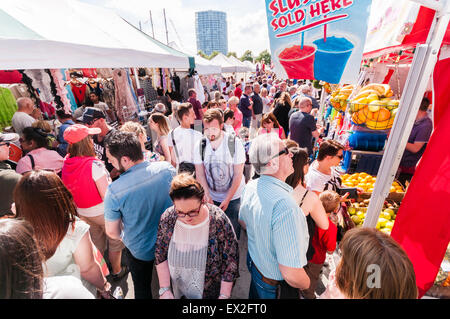 La folla partecipare all'aperto il mercato alimentare a Belfast Foto Stock