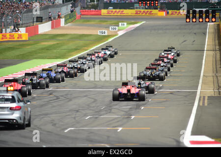 Silverstone, UK. 5 Luglio, 2015. L'inizio del British Grand Prix F1, Silverstone, UK. Credito: Kevin Bennett/Alamy Live News Foto Stock