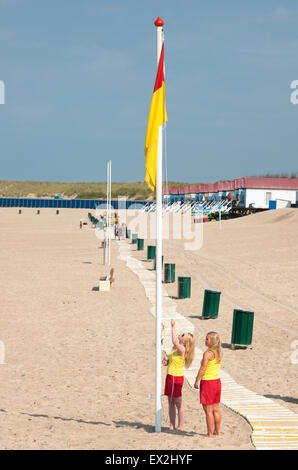 Bagnini sulla spiaggia di Vlissingen preparare per il prossimo giorno di estate Foto Stock