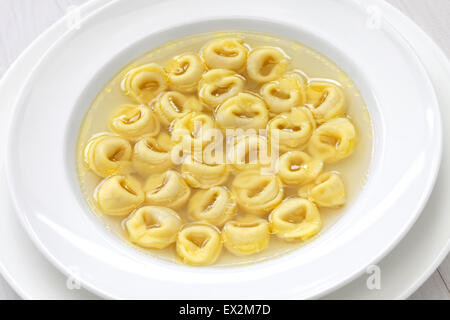 Tortellini in brodo, a forma di anello di pasta in brodo, italiano emilia romagna cucina zuppa Foto Stock