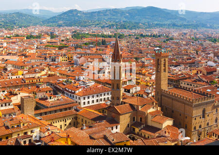 Sui tetti della città e il Bargello a Firenze, Italia Foto Stock