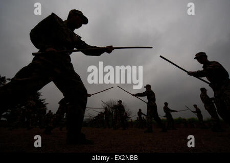 Reclute dei paramilitari poliziotti di partecipare a una sessione di formazione in una base militare in Suining, nella provincia di Sichuan, Marzo 4, 2010. VC Foto Stock