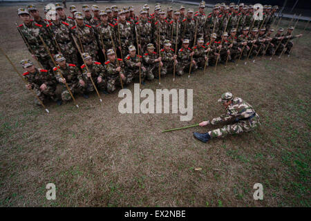 Reclute dei paramilitari poliziotti di partecipare a una sessione di formazione in una base militare in Suining, nella provincia di Sichuan, Marzo 4, 2010. VC Foto Stock