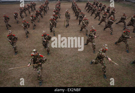 Reclute dei paramilitari poliziotti di partecipare a una sessione di formazione in una base militare in Suining, nella provincia di Sichuan, Marzo 4, 2010. VC Foto Stock