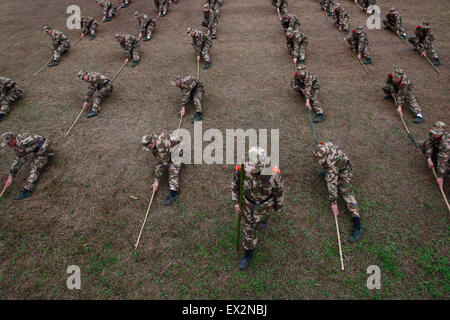 Reclute dei paramilitari poliziotti di partecipare a una sessione di formazione in una base militare in Suining, nella provincia di Sichuan, Marzo 4, 2010. VC Foto Stock