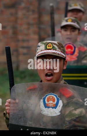 Reclute dei paramilitari poliziotti di partecipare a una sessione di formazione in una base militare in Suining, nella provincia di Sichuan, Marzo 4, 2010. VC Foto Stock