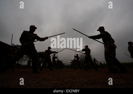 Reclute dei paramilitari poliziotti di partecipare a una sessione di formazione in una base militare in Suining, nella provincia di Sichuan, Marzo 4, 2010. VC Foto Stock