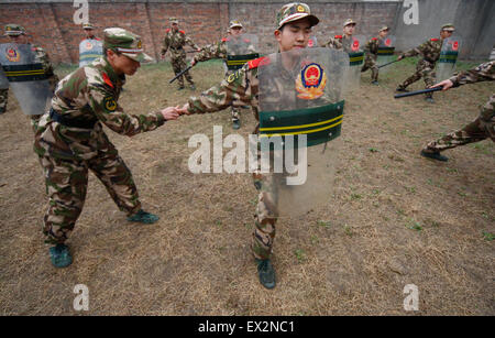 Reclute dei paramilitari poliziotti di partecipare a una sessione di formazione in una base militare in Suining, nella provincia di Sichuan, Marzo 4, 2010. VC Foto Stock