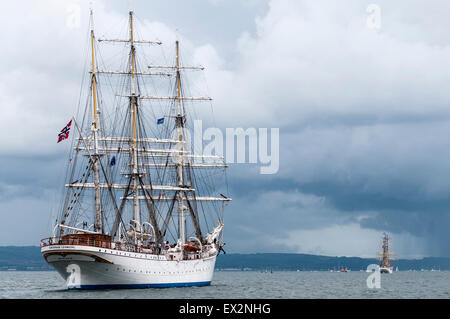 Belfast, Irlanda del Nord. 5 Luglio, 2015. La Tall Ship Statsraad Lehmkuhl lascia Belfast dopo quattro giorni di festeggiamenti in rotta per la Norvegia per le corse. Credito: Stephen Barnes/Alamy Live News Foto Stock