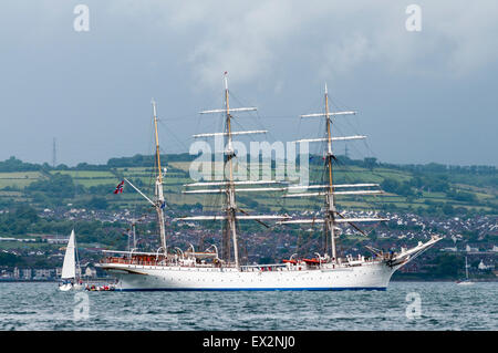 Belfast, Irlanda del Nord. 5 Luglio, 2015. La Tall Ship Statsraad Lehmkuhl lascia Belfast dopo quattro giorni di festeggiamenti in rotta per la Norvegia per le corse. Credito: Stephen Barnes/Alamy Live News Foto Stock