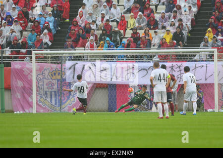 Ibaraki, Giappone. 5 Luglio, 2015. Koji Nakata Calcetto : un gioco di addio di Koji Nakata, Atsushi Yanagisawa e Toru Araiba a Kashima Soccer Stadium di Ibaraki, il Giappone . Credito: Giovanni Osada AFLO/sport/Alamy Live News Foto Stock