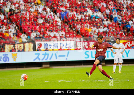 Ibaraki, Giappone. 5 Luglio, 2015. Koji Nakata Calcetto : un gioco di addio di Koji Nakata, Atsushi Yanagisawa e Toru Araiba a Kashima Soccer Stadium di Ibaraki, il Giappone . Credito: Giovanni Osada AFLO/sport/Alamy Live News Foto Stock