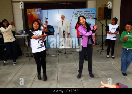 La Paz, Bolivia, 5 luglio 2015. Studenti del college eseguire la gazzetta di danza e canto per la visita del Papa Francesco a un evento per celebrare il suo prossimo viaggio in Bolivia. Papa Francesco visiterà La Paz del 8 luglio durante il suo viaggio di 3 giorni per la Bolivia. Foto Stock