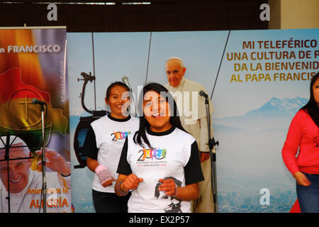 La Paz, Bolivia, 5 luglio 2015. Studenti del college eseguire la gazzetta di danza e canto per la visita del Papa Francesco a un evento per celebrare il suo prossimo viaggio in Bolivia. Papa Francesco visiterà La Paz del 8 luglio durante il suo viaggio di 3 giorni per la Bolivia. Foto Stock