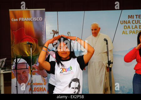 La Paz, Bolivia, 5 luglio 2015. Studenti del college eseguire la gazzetta di danza e canto per la visita del Papa Francesco a un evento per celebrare il suo prossimo viaggio in Bolivia. Papa Francesco visiterà La Paz del 8 luglio durante il suo viaggio di 3 giorni per la Bolivia. Foto Stock