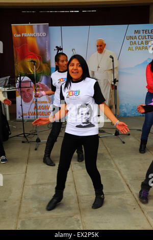 La Paz, Bolivia, 5 luglio 2015. Studenti del college eseguire la gazzetta di danza e canto per la visita del Papa Francesco a un evento per celebrare il suo prossimo viaggio in Bolivia. Papa Francesco visiterà La Paz del 8 luglio durante il suo viaggio di 3 giorni per la Bolivia. Foto Stock