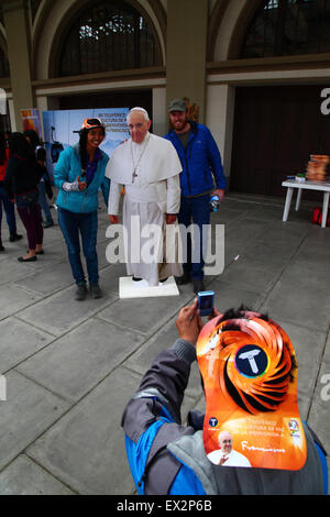 La Paz, Bolivia, 5 luglio 2015. I turisti hanno la loro foto scattata con un taglio di cartone a grandezza naturale di Papa Francesco in un evento per celebrare la sua prossima visita in Bolivia. Papa Francesco visiterà la Paz l'8 luglio durante la sua gita di 3 giorni in Bolivia. Foto Stock