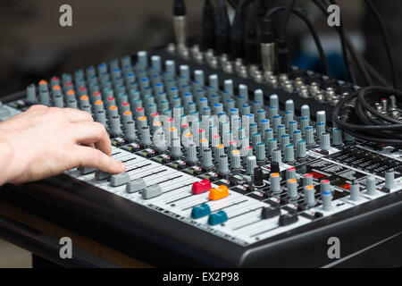 Una buona miscelazione di bordo in un concerto di musica Foto Stock