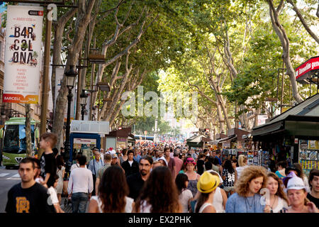 Barcellona la folla; folla di persone su Las Ramblas ( La Rambla ) marciapiede, Barcelona, Spagna Europa Foto Stock