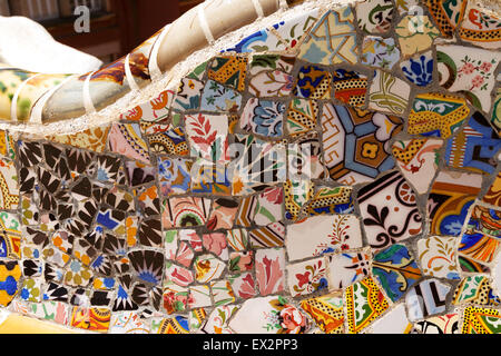 Esempio di trencadis - mosaico realizzato da piastrelle rotte di Antoni Gaudi, nel Parco Guell, Barcelona, Spagna Europa Foto Stock