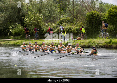 Cambridge gli studenti universitari che partecipano al maggio bumps sul fiume Cam Foto Stock