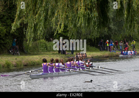 Cambridge gli studenti universitari che partecipano al maggio bumps sul fiume Cam Foto Stock