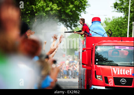 Utrecht, Paesi Bassi. 5. Luglio, 2015. Un promotore da Vittel Pubblicità Caravan spruzza acqua al pubblico prima dello stadio 2 del Tour de France a Utrecht, Paesi Bassi. Foto: Miroslav Dakov/ Alamy Live News Foto Stock