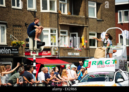 Utrecht, Paesi Bassi. 5. Luglio, 2015. Un promotore dalla pubblicità Caravan distribuisce gadget al pubblico prima dello stadio 2 del Tour de France a Utrecht, Paesi Bassi. Foto: Miroslav Dakov/ Alamy Live News Foto Stock