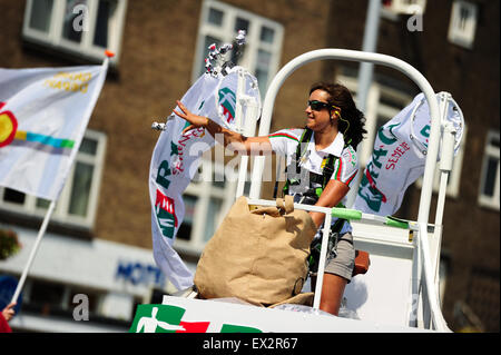 Utrecht, Paesi Bassi. 5. Luglio, 2015. Un promotore dalla pubblicità Caravan distribuisce gadget al pubblico prima dello stadio 2 del Tour de France a Utrecht, Paesi Bassi. Foto: Miroslav Dakov/ Alamy Live News Foto Stock