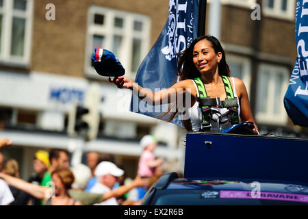 Utrecht, Paesi Bassi. 5. Luglio, 2015. Un promotore dalla pubblicità Caravan distribuisce i cappucci in bicicletta al pubblico prima dello stadio 2 del Tour de France a Utrecht, Paesi Bassi. Foto: Miroslav Dakov/ Alamy Live News Foto Stock