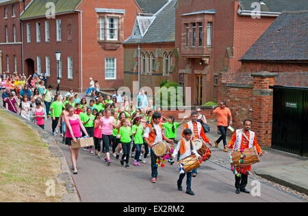 Lichfield, Staffordshire, Regno Unito. 04 Luglio, 2015. Danza indiana artisti Dance Sansaar condurre una parafe di elefanti dipinte a Lichfield Cathedral Staffordshire Inghilterra sabato 4 luglio 2015 per celebrare l'apertura del Festival di Lichfield a dieci giorni di evento con decine di eventi di musicisti internazionali di artisti e scrittori. Credito: David Keith Jones/Alamy Live News Foto Stock