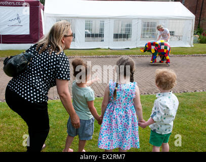 Lichfield, Staffordshire, Regno Unito. 04 Luglio, 2015. I bambini guardare l arrivo del dipinto di Elefanti a Lichfield Cathedral Staffordshire Inghilterra sabato 4 luglio 2015 per celebrare l'apertura del Festival di Lichfield a dieci giorni di evento con decine di eventi di portata internazionale artisti e scrittori. Credito: David Keith Jones/Alamy Live News Foto Stock