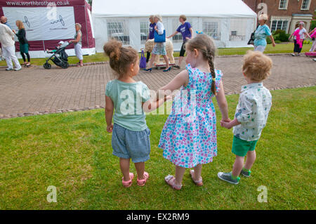 Lichfield, Staffordshire, Regno Unito. 04 Luglio, 2015. I bambini guardare l arrivo del dipinto di Elefanti a Lichfield Cathedral Staffordshire Inghilterra sabato 4 luglio 2015 per celebrare l'apertura del Festival di Lichfield a dieci giorni di evento con decine di eventi di portata internazionale artisti e scrittori. Credito: David Keith Jones/Alamy Live News Foto Stock