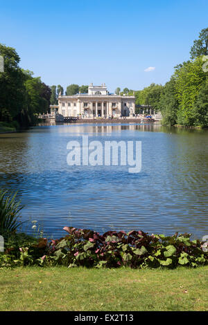 Parco Lazienki lago con il palazzo sull'acqua in background Varsavia, Polonia Foto Stock