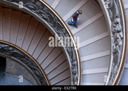 Ragazzo scendendo le scale Bramante, Giuseppe Momo scalinata, Musei del Vaticano, Musei Vaticani, Città del Vaticano. Foto Stock