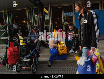 La folla folla intorno al divertimento e lato mostra di intrattenimento presso il Royal Show in Adelaide Australia Meridionale Foto Stock