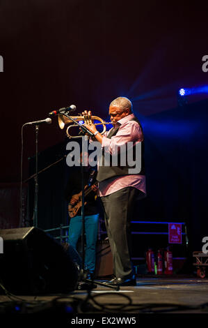 Amore sommo Jazz Festival, Glynde posto, Sussex, Inghilterra, Regno Unito. Il 5 luglio 2015. Hugh Masekela, South African trumpeter, in primo piano il tBig Top tenda nel terzo e ultimo giorno del festival. Credito: Francesca Moore/Alamy Live News Foto Stock