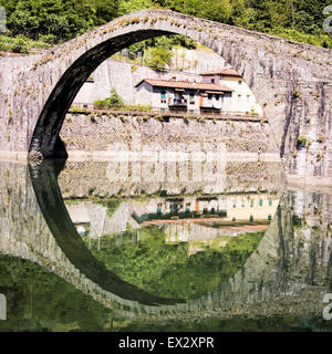 Ponte della Maddalena ponte medievale attraverso il Serchio. Toscana. Ponte del Diavolo Foto Stock