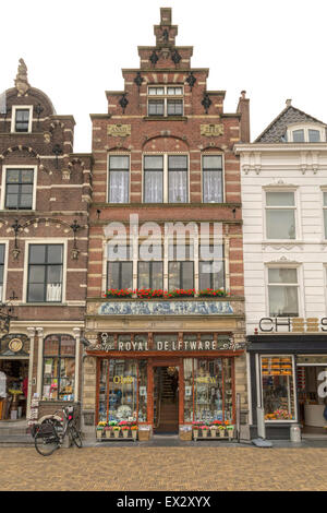 Negozio di vendita di ceramiche Olandese, chiamato blu Delft Delftware o nel centro della città di Delft, South Holland, Paesi Bassi. Foto Stock