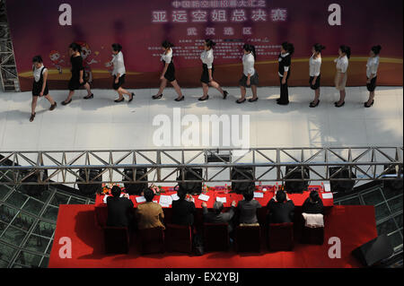 I candidati partecipano a un galateo test durante una fiera del lavoro assunzione di assistenti di linea aerea per il 2010 Guangzhou giochi asiatici in Wu Foto Stock