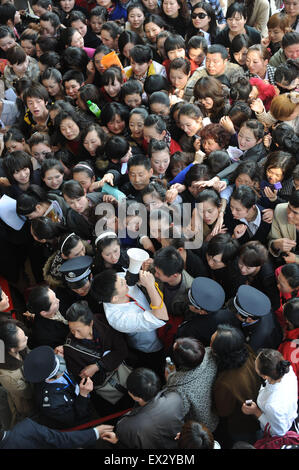 I candidati partecipano a un galateo test durante una fiera del lavoro assunzione di assistenti di linea aerea per il 2010 Guangzhou giochi asiatici in Wu Foto Stock